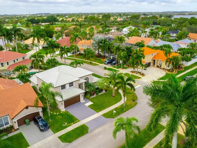 17506 NW 8th St, Pembroke Pines FL 33029