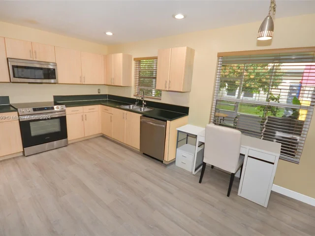 4161 W Silverado Cir, Davie FL 33024