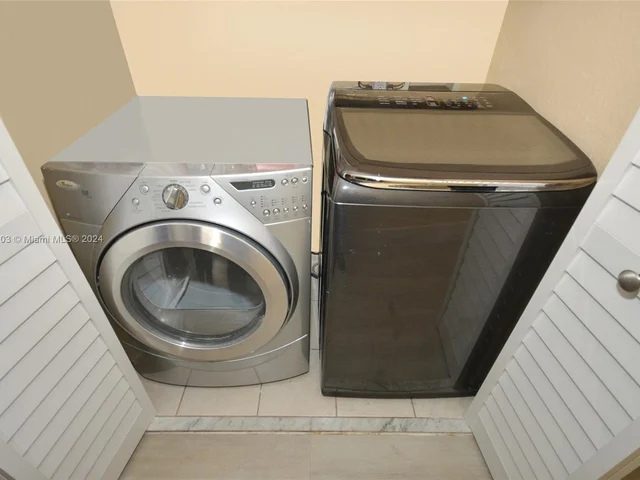 4161 W Silverado Cir, Davie FL 33024