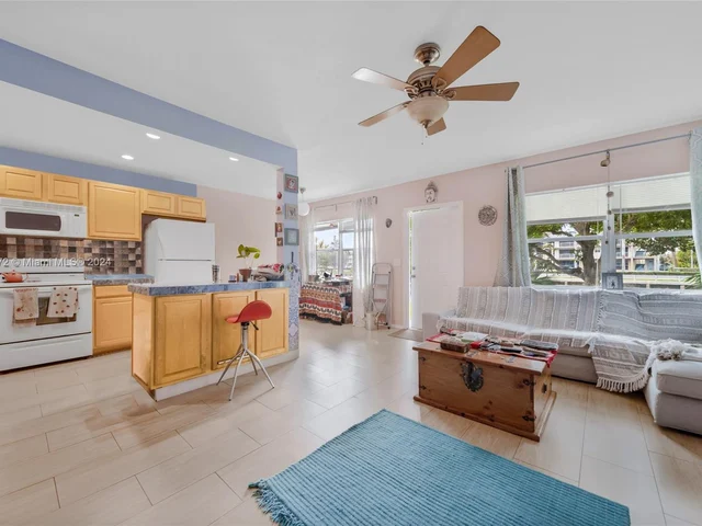 467 Golden Isles Dr # 108, Hallandale Beach FL 33009