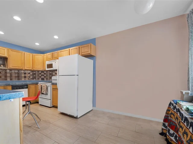 467 Golden Isles Dr # 108, Hallandale Beach FL 33009