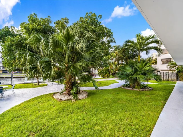 467 Golden Isles Dr # 108, Hallandale Beach FL 33009