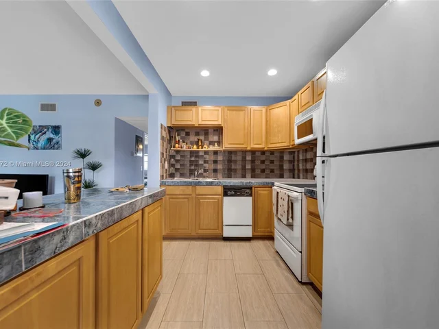 467 Golden Isles Dr # 108, Hallandale Beach FL 33009