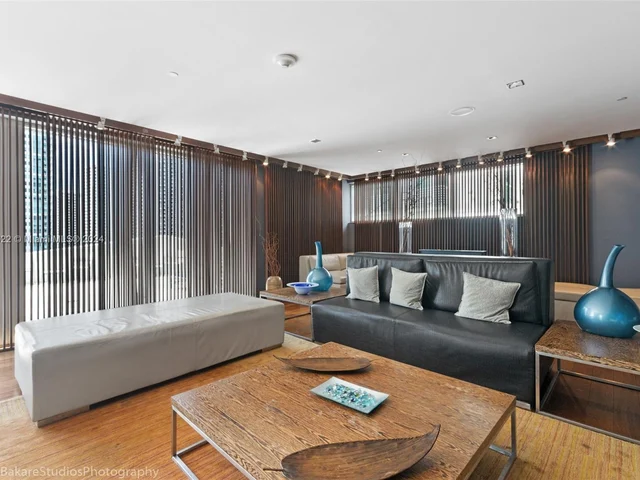 325 S Biscayne Blvd # 1220, Miami FL 33131