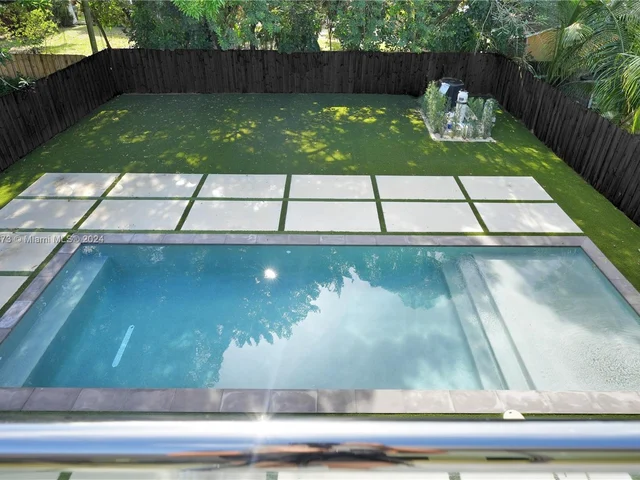 118 NW 45th St, Miami FL 33127