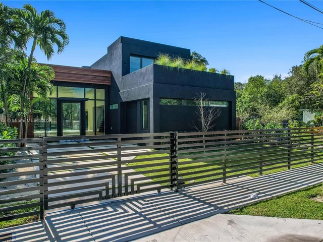 118 NW 45th St, Miami FL 33127