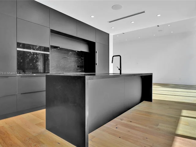 118 NW 45th St, Miami FL 33127