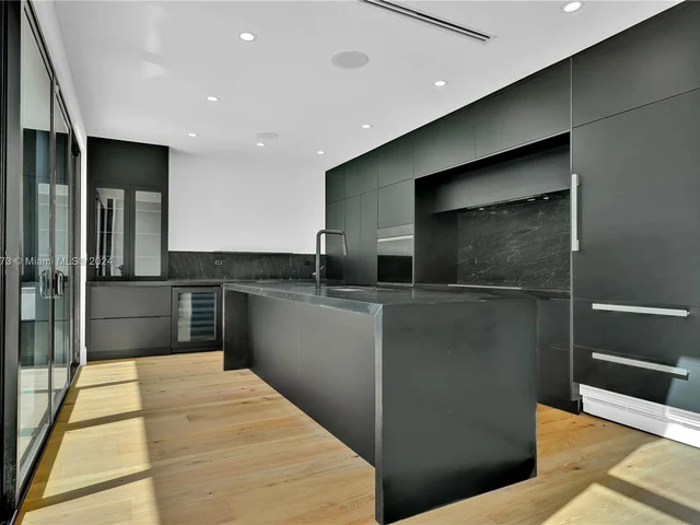 118 NW 45th St, Miami FL 33127