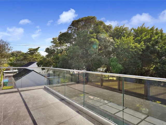 118 NW 45th St, Miami FL 33127