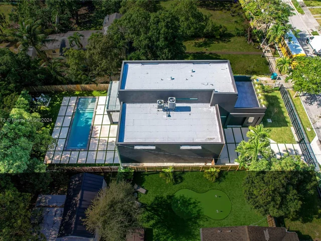 118 NW 45th St, Miami FL 33127