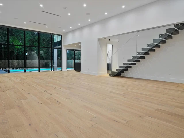 118 NW 45th St, Miami FL 33127