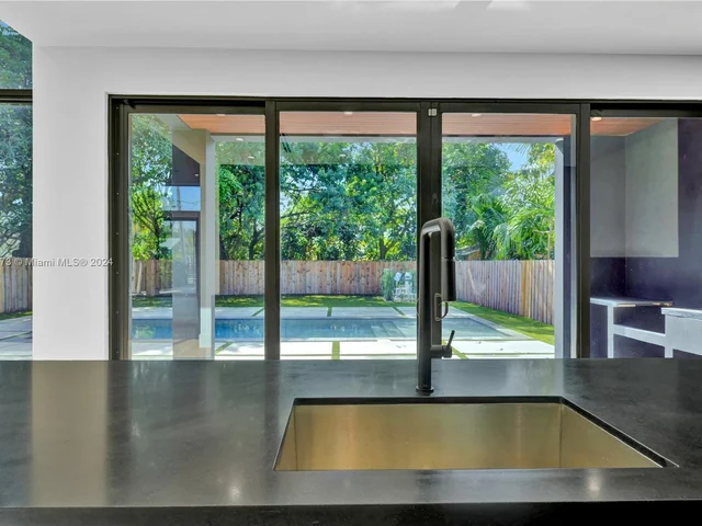 118 NW 45th St, Miami FL 33127