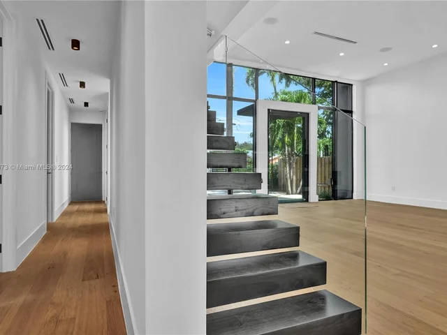 118 NW 45th St, Miami FL 33127