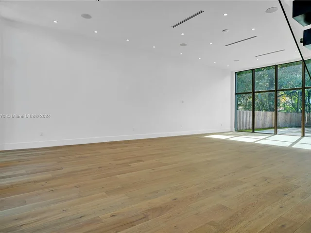 118 NW 45th St, Miami FL 33127