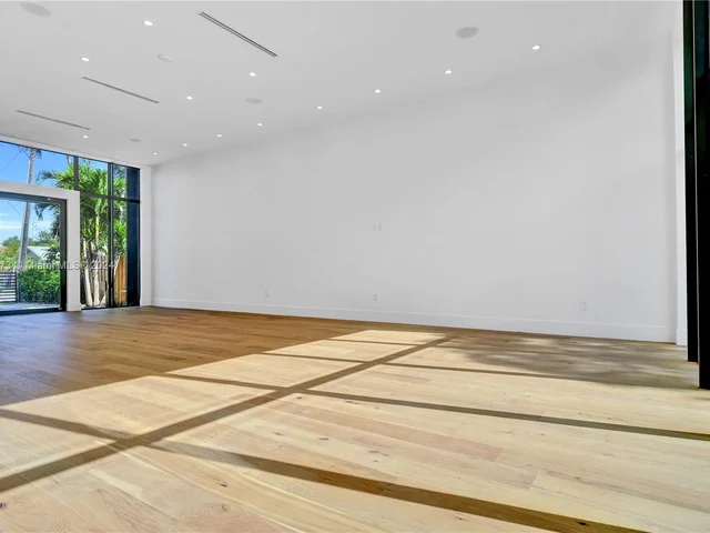 118 NW 45th St, Miami FL 33127