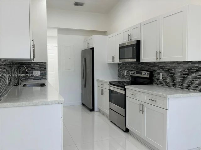 910 NE 214th Ln, Miami FL 33179