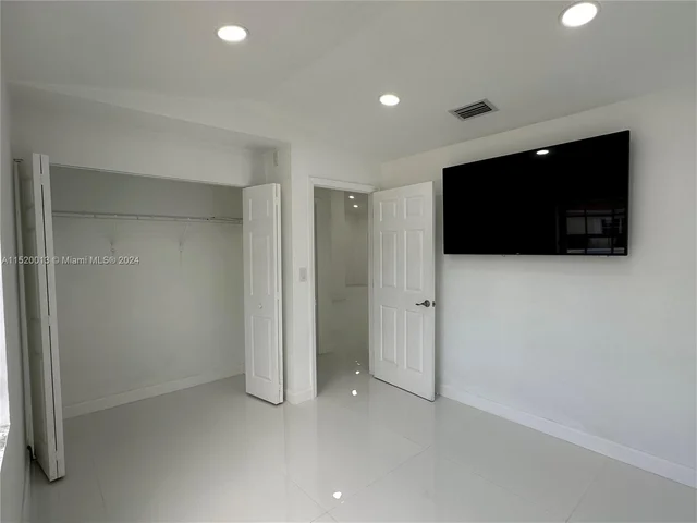 910 NE 214th Ln, Miami FL 33179