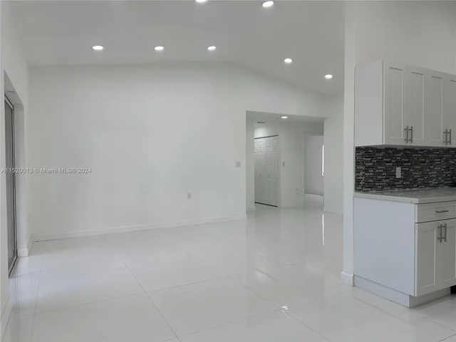 910 NE 214th Ln, Miami FL 33179