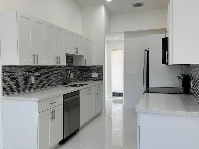 910 NE 214th Ln, Miami FL 33179