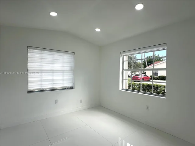 910 NE 214th Ln, Miami FL 33179