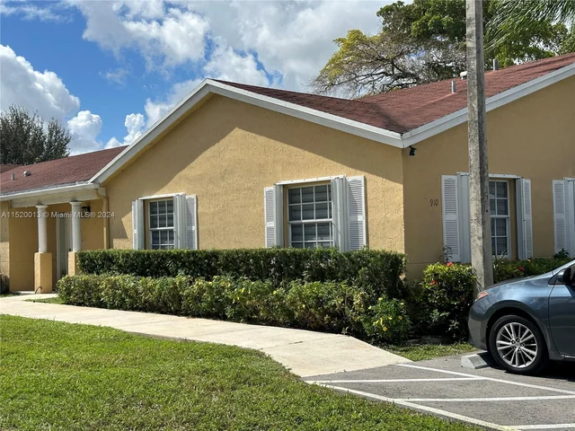 910 NE 214th Ln, Miami FL 33179