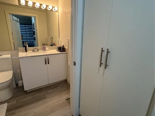 5085 NW 7th St # 1006, Miami FL 33126