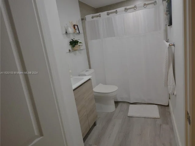 5085 NW 7th St # 1006, Miami FL 33126