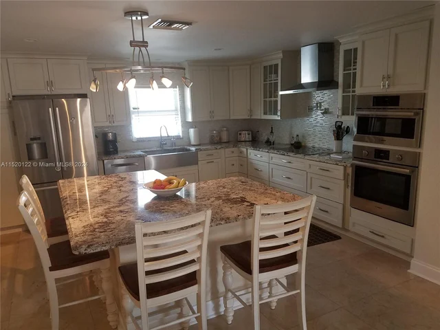 2121 NE 29th St, Lighthouse Point FL 33064