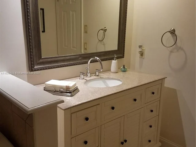 2121 NE 29th St, Lighthouse Point FL 33064