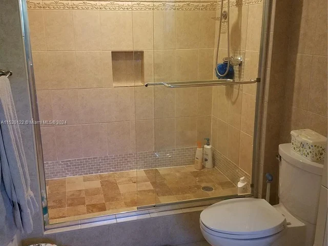 2121 NE 29th St, Lighthouse Point FL 33064