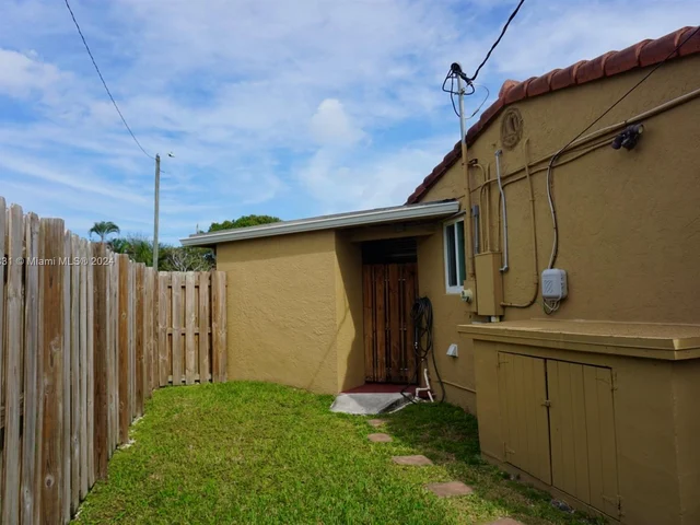 3194 Roosevelt St, Hollywood FL 33021