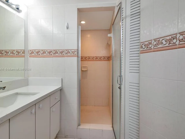 7135 Collins Ave # 615, Miami Beach FL 33141