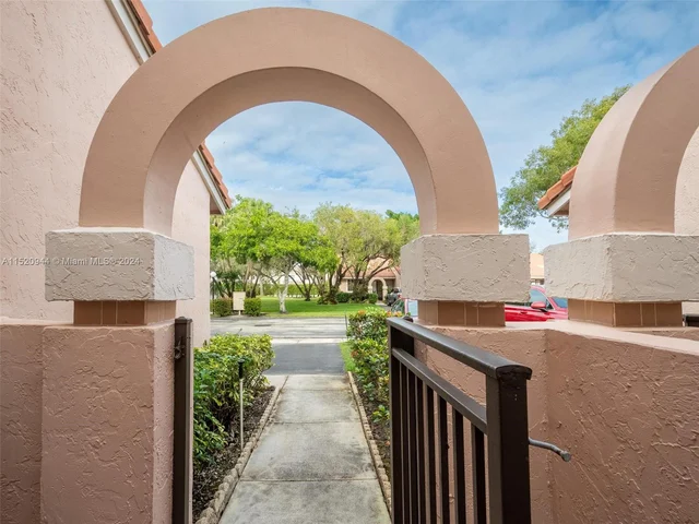 16666 Greens Edge Cir # 62, Weston FL 33326