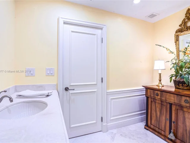 11113 Biscayne Blvd, Miami FL 33181