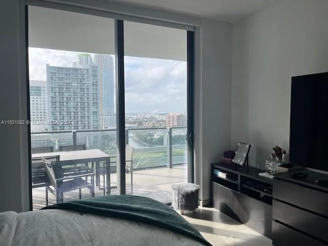 68 SE 6th St # 1004, Miami FL 33131