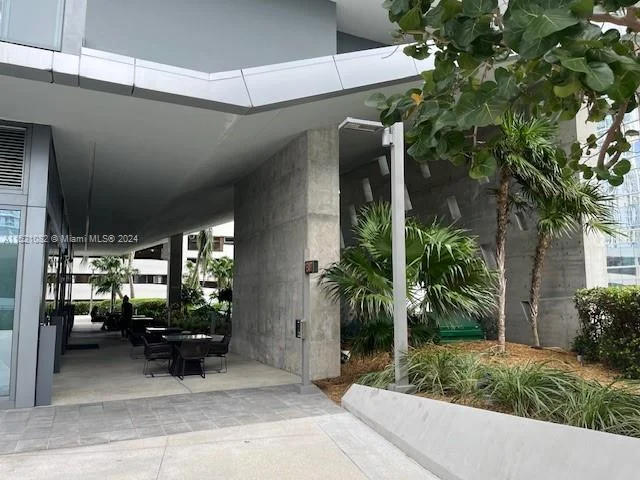 68 SE 6th St # 1004, Miami FL 33131