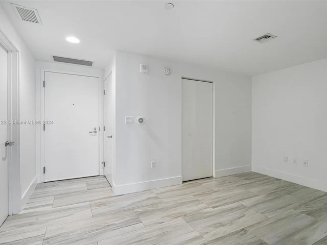 16385 Biscayne Blvd # 1118, North Miami Beach FL 33160