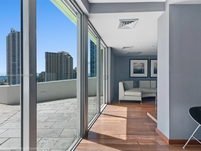 335 S Biscayne Blvd # 3512, Miami FL 33131