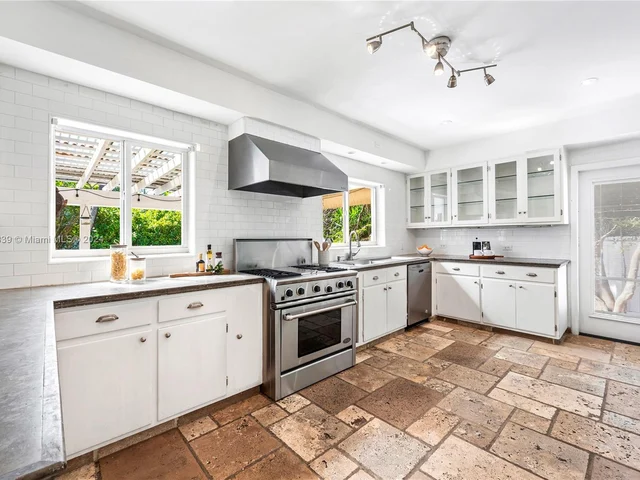 630 NE 52nd St, Miami FL 33137