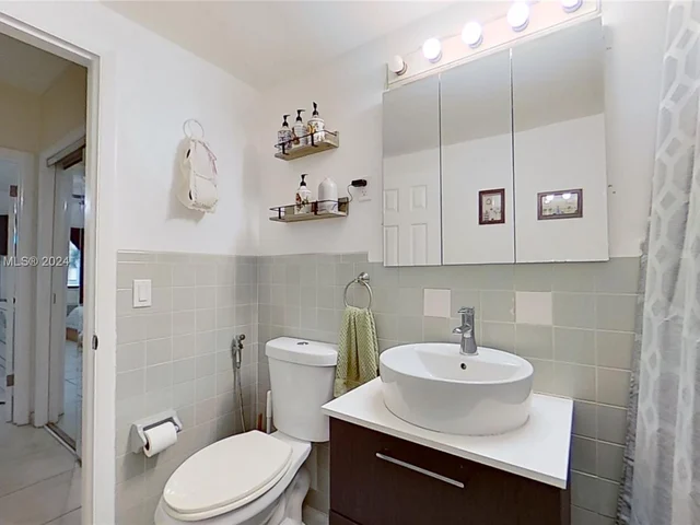 7845 NE Bayshore Ct # 14, Miami FL 33138