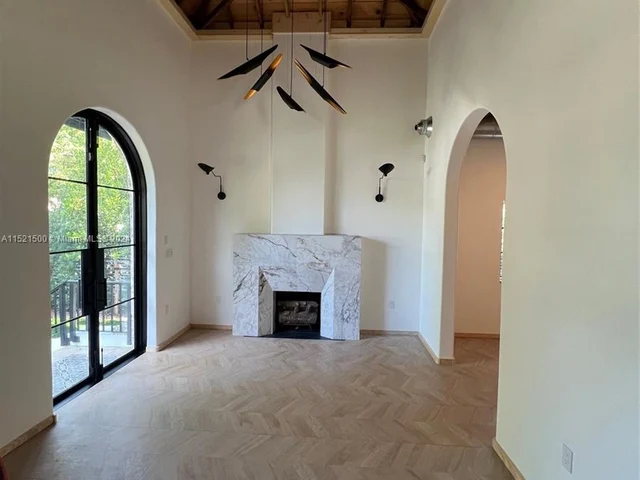 920 NW 50th St, Miami FL 33127