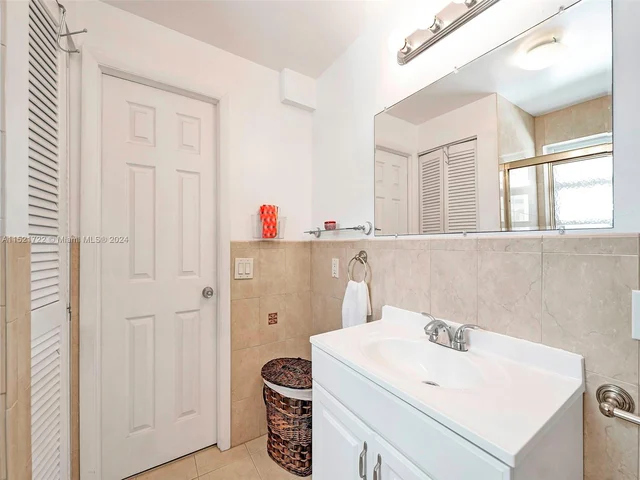 427 Golden Isles Dr # 5J, Hallandale Beach FL 33009