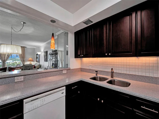 427 Golden Isles Dr # 5J, Hallandale Beach FL 33009