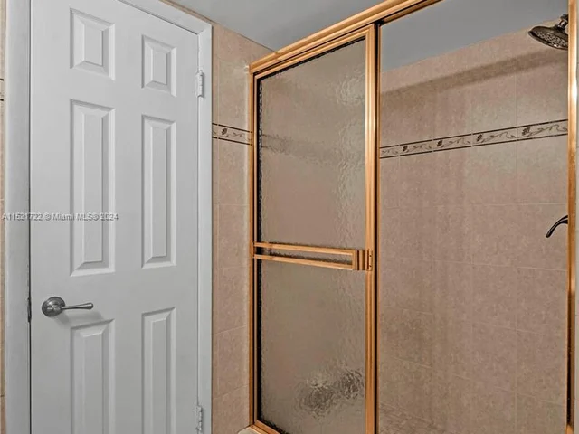 427 Golden Isles Dr # 5J, Hallandale Beach FL 33009