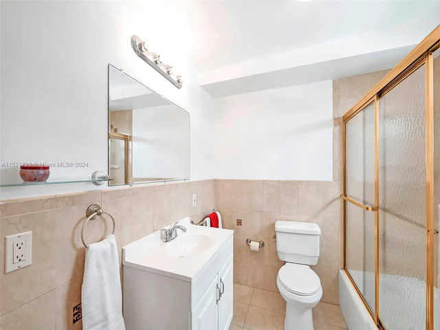 427 Golden Isles Dr # 5J, Hallandale Beach FL 33009