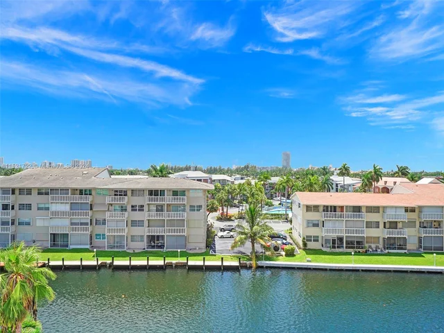 427 Golden Isles Dr # 5J, Hallandale Beach FL 33009