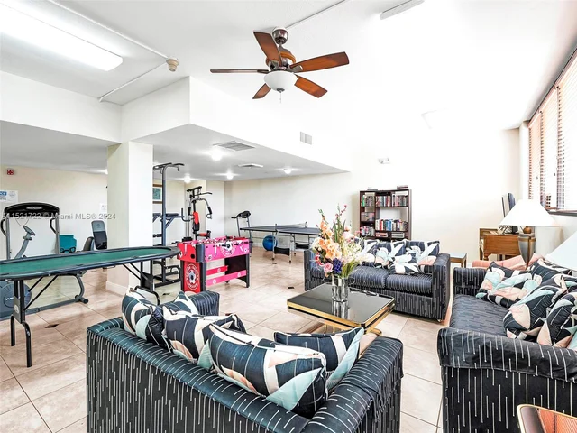 427 Golden Isles Dr # 5J, Hallandale Beach FL 33009