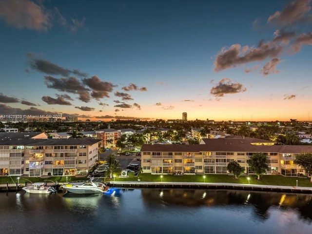 427 Golden Isles Dr # 5J, Hallandale Beach FL 33009