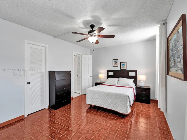 427 Golden Isles Dr # 5J, Hallandale Beach FL 33009