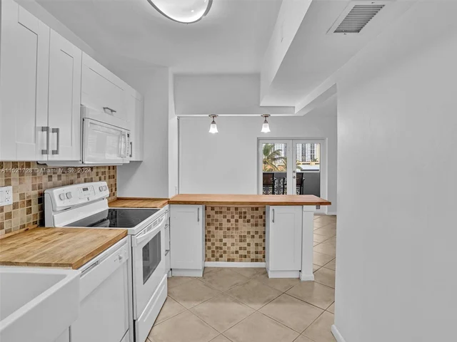 320 S Surf Rd # 402, Hollywood FL 33019